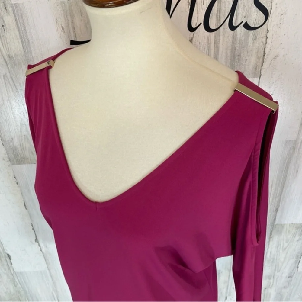 Carmen Raspberry Purple V Neck Cold Shoulder Hardware‎ Shirt Top Blouse Sz M - Picture 3 of 8